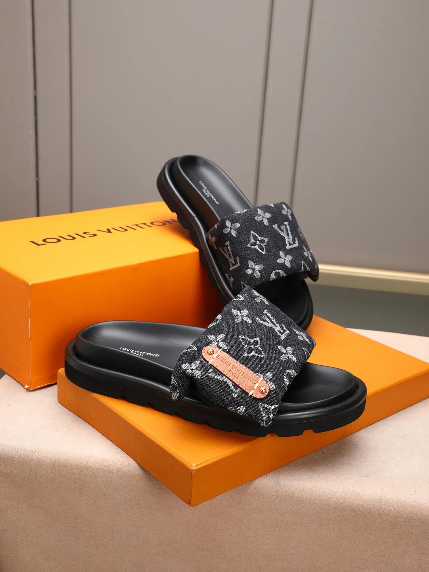 PP360 [LOUIS VUITTON] Louis Vuitton, LV printing, men's and women's slippers are on the market. The drawer box packaging comes with a cloth bag and a card. The upper pattern looks very soft and waxy, and it is a super versatile leg slimming tool. Fabric: imported denim/canvas/old fabric, LV hardware LOGO, official website pattern printing, comfortable to wear, feet: high-elastic PU water table. Sole: foam sole, heel height: about 5cm. Code number: 35-46, 35, 45, 46 are custom-made and non-returnable. Color: multiple colors and styles available.